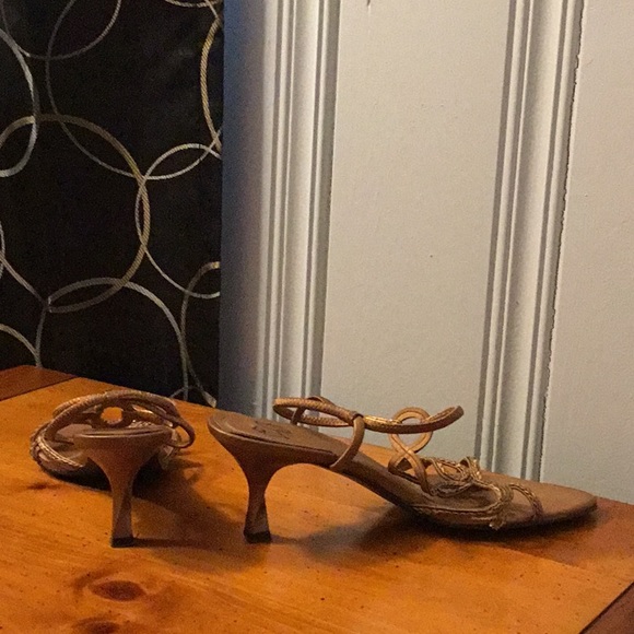 Worn sandals , man made material - Picture 6 of 7